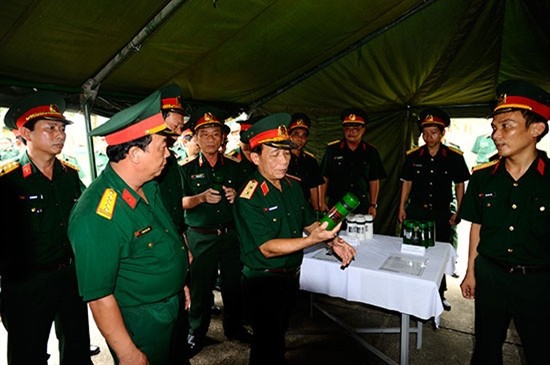 Trung tướng Nguyễn Trung Thu tham quan khu vực trưng bày tài liệu, VKTB chống khủng bố